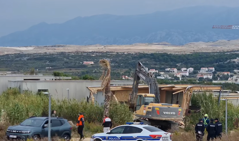Veliko rušenje na hrvaški obali se je začelo. Z bagri nad 124 objektov, tudi hiše z bazeni.