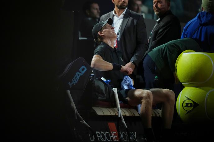 Jannik Sinner | Jannik Sinner je imel očitne težave. | Foto Guliverimage