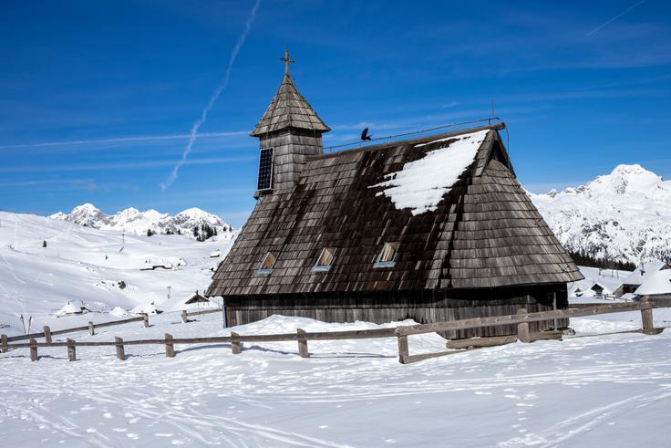 Končna točka pohoda je lahko tudi kapela Marije Snežne pred pastirskim naseljem na Veliki planini. | Foto: Matej Podgoršek