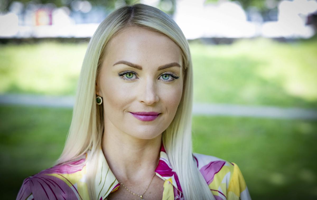Katja Pančur | "Vedno imaš dve poti, lahko se predaš, popolnoma zabredeš in se poistovetiš z vlogo žrtve ali pa izbereš drugo pot. Jaz sem žrtev spolne zlorabe, nisem pa žrtev. Z vlogo žrtve se ne poistovetim, bila sem zlorabljena in celo življenje bom nosila posledice, a ne pustim, da me to definira." | Foto Ana Kovač
