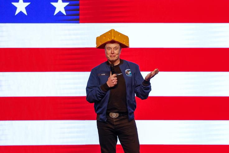 Elon Musk, ki ga je francoski senator Claude Malhuret označil za dvornega norčka, si je na enem od predvolilnih shodov v Wisconsinu nadel tudi pokrivalo v obliki sira. To je simbol navijačev športnih ekip iz Wisconsina. Ne pokrivalo ne milijoni, ki jih je Musk namenil republikanskemu kandidatu, niso pomagali. Zmagala je liberalna sodnica Susan Crawford, ki zdaj pravi, da je premagala najbogatejšega človeka na svetu. Dan po volilnem porazu, 2. aprila, ko je Trump napovedal svoj dan osvoboditve, se je začelo tudi govoriti, da bo Trump odslovil Muska. | Foto: Guliverimage