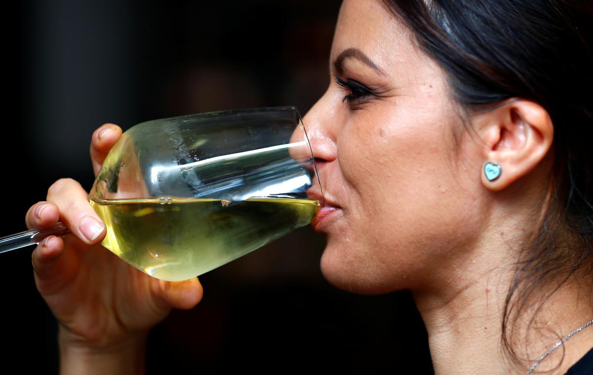 vino | Že prvi popit kozarec alkoholne pijače namreč vpliva na naše zaznavanje, zmožnost presoje in reakcijski čas.  | Foto Reuters