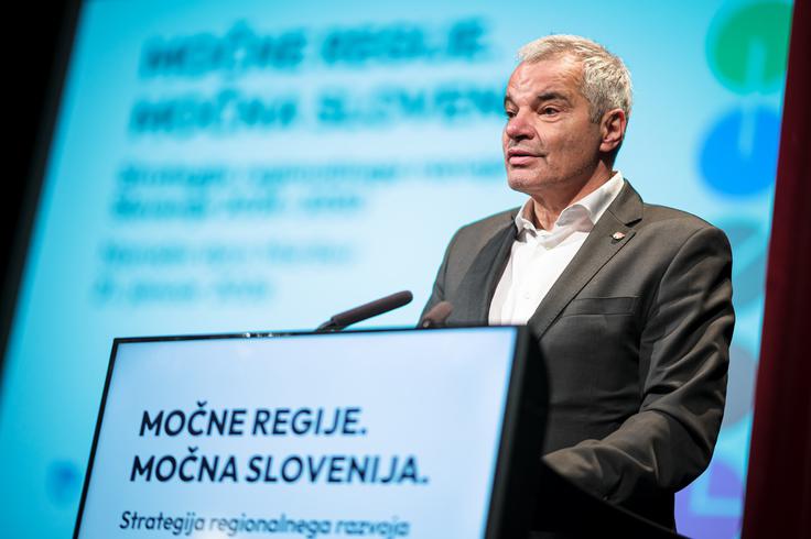 Občine si želijo ustanovitve pokrajin in več moči na lokalni ravni. "Mi smo že dokazali, da znamo delati od spodaj navzgor, da se znamo povezovati in izvajati projekte, torej ni nobenega razloga, da bi se še naprej vse vodilo centralizirano, tako državni proračun kot evropska sredstva," je poudaril Arsenovič. | Foto: STA