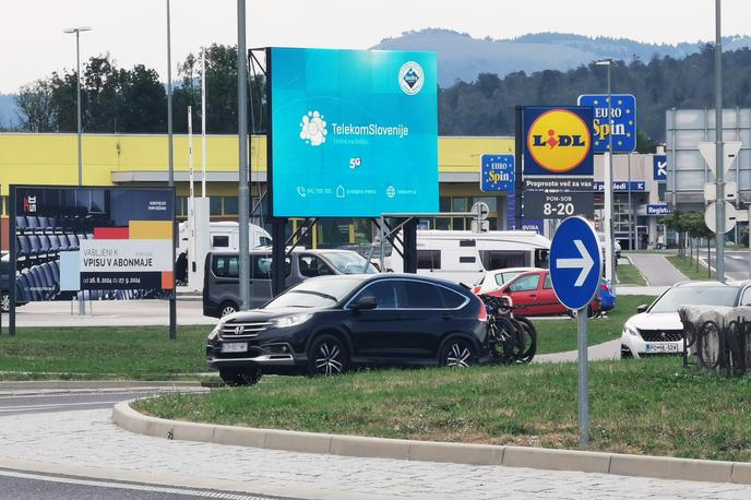 DOOH velikan, TSmedia, Postojna | TSmedia nenehno širi mrežo zunanjih digitalnih zaslonov. Najnovejši je v Postojni.  | Foto TSmedia