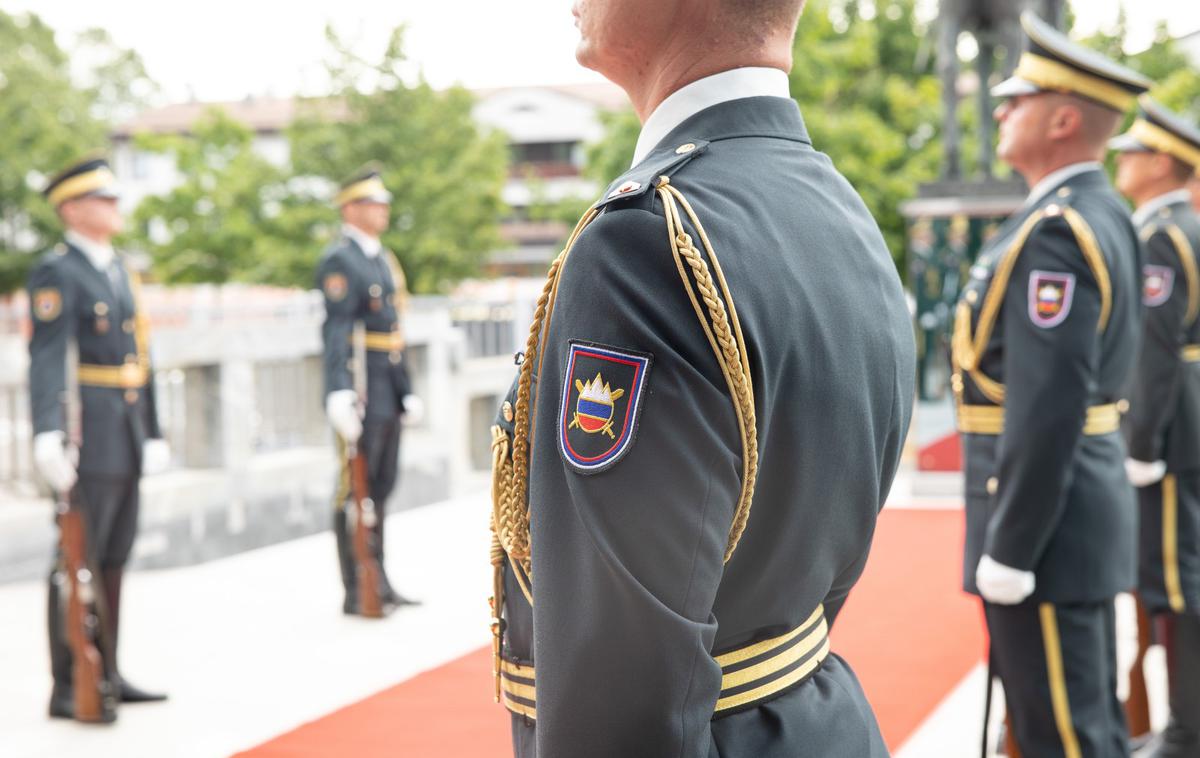Robert Golob, vojska | Raziskava pa je razkrila precejšnjo podporo evropskemu sodelovanju – vključno s podporo Ukrajini ter partnerstvom na področju obrambe in boja proti dezinformacijam. Skoraj polovica vseh vprašanih je dejala, da si želi, da bi EU bolj povezala svoje vojske kot odziv na vse večje grožnje držav, kot je Rusija. | Foto STA