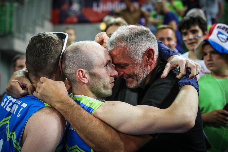 Veselje družine Štern po uvrstitvi v finale evropskega prvenstva 2019. "Sam sem bil bolj tekmovalen kot Žiga, ki me je vedno branil. Še danes sva zelo povezana," o odnosu s starejšim bratom, ki je te dni z reprezentanco na prvenstvu, pravi Tonček. | Foto: Matic Klanšek Velej/Sportida