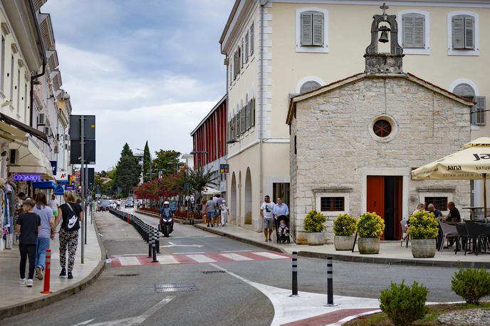 Umag | Policija bo zoper motorista vložila kazensko ovadbo zaradi poškodovanja tuje lastnine ter obdolžilni predlog zaradi kršitve zakona o prekrških zoper javni red in mir.  | Foto Ana Kovač