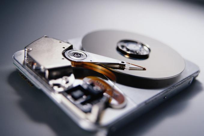 Trdi diski za manj denarja ponujajo več prostora od diskov SSD, a so tudi neprimerno počasnejši, glasnejši, porabijo več elektrike in so bolj nagnjeni k okvaram. | Foto: 