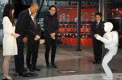 Hondin robot Asimo in Barack Obama igrala nogomet (video)