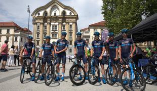 Na dirki Po Sloveniji tudi ekipa, v kateri imajo vsi kolesarji isto vrsto bolezni #video