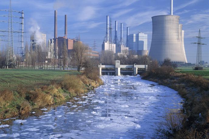 Energetika, energija | Pri izvajanju NEPN mora biti Slovenija po mnenju komisije pozorna na to, da bo pravočasno izvedla dodatne ukrepe za zmanjšanje izpustov v teh sektorjih, še posebej v prometu. Fotografija je simbolična. | Foto Guliverimage