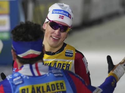 Norvežana Klaebo in Skistad zmagovito začela novoletno turnejo