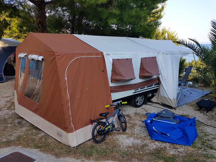 V pestri zasedbi počitniških vozil se znova pojavlja vse več šotorskih prikolic. Mnoge med njimi so zelo razkošne in po udobju prav nič ne zaostajajo za trendovskimi glamping šotori, postavljenimi v nekaterih mondenih kampih in turističnih središčih.  | Foto: Klemen Korenjak