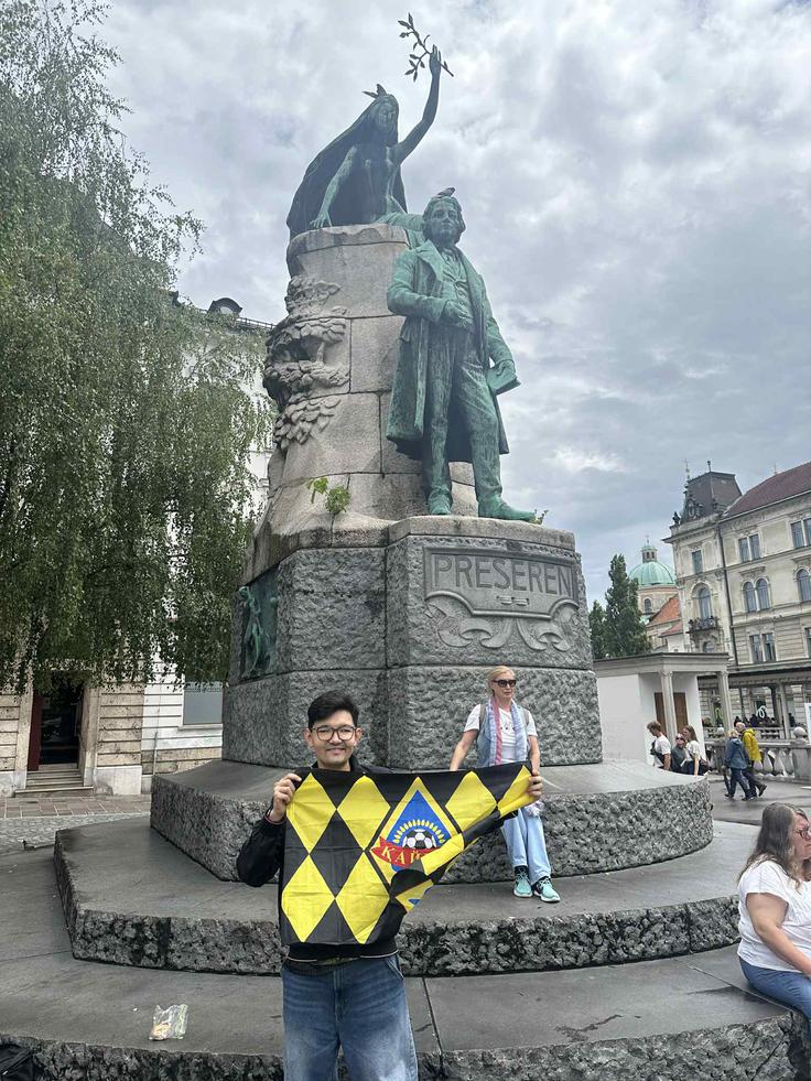 Na Prešernovem trgu je ponosno poziral s klubsko zastavo Kairata, nogometnega prvaka Kazahstana, ki je nato ostal neporažen v Stožicah. | Foto: Osebni arhiv
