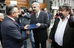 Hišniki s peticijo za spremembo stanovanjskega zakona