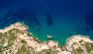 Zdravstvene težave kopalcev na hrvaškem otoku: so jih povzročile fekalije v morju?