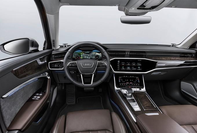 Sredinska konzola in zgornji zaslon sta rahlo usmerjena proti vozniku. | Foto: Audi