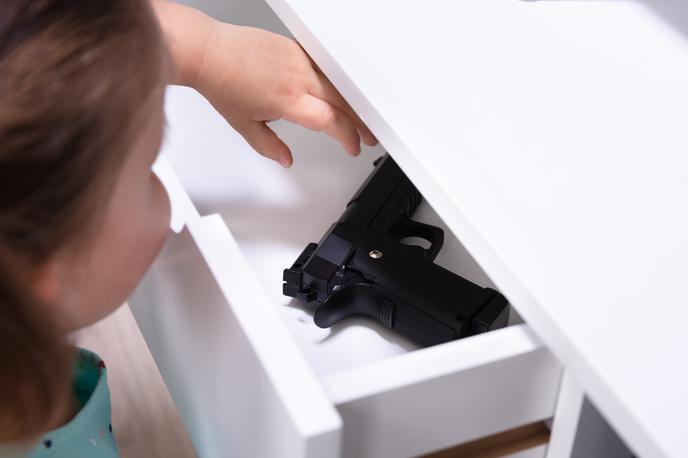 Pištola otrok |  Kot je povedal oče, je bila pištola na nočni omarici v njuni spalnici. Fotografija je simbolična.  | Foto Shutterstock