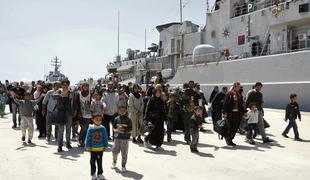 V italijanska pristanišča prispelo več kot 2000 migrantov