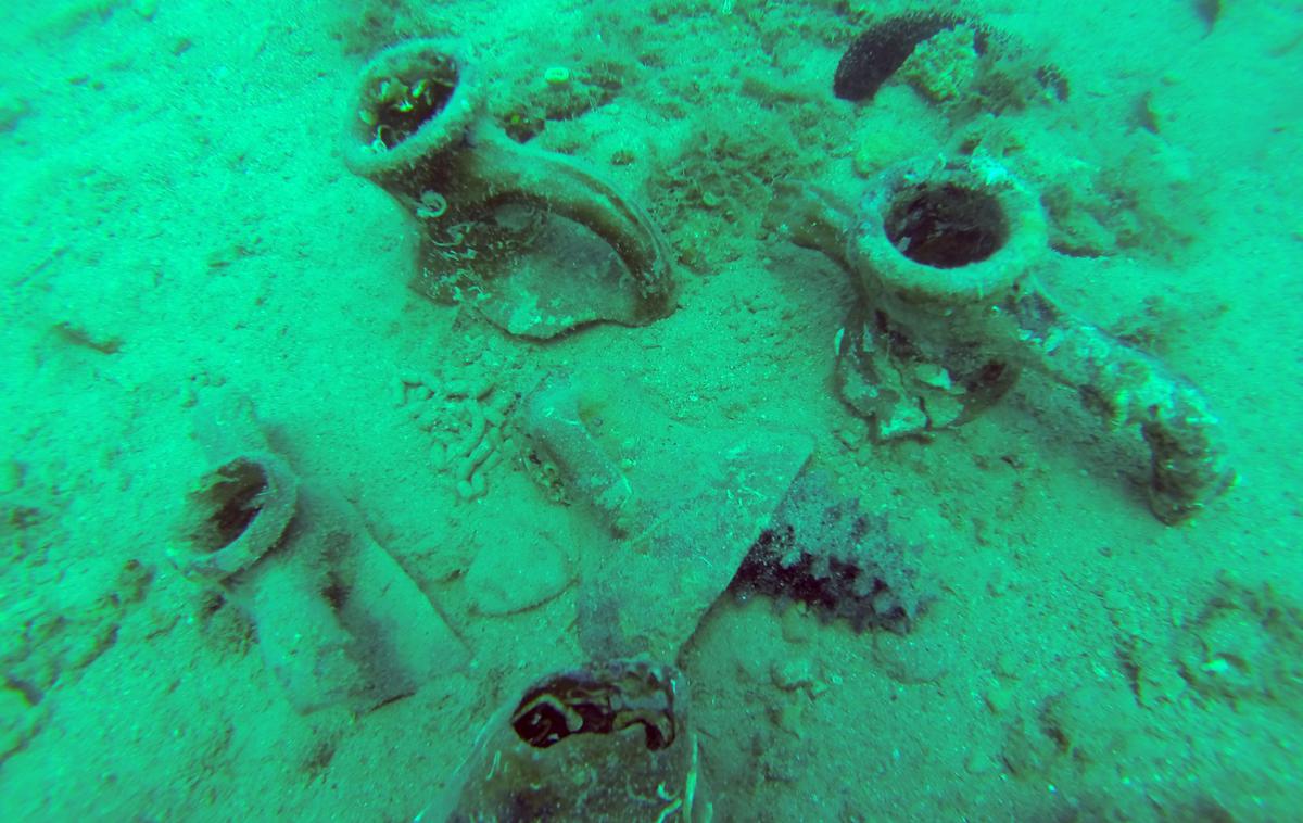 rimske amfore | Prve ocene podvodnih arheologov kažejo, da so našli amfore iz Tunizije in Bližnjega vzhoda iz četrtega stoletja. | Foto Hina/STA