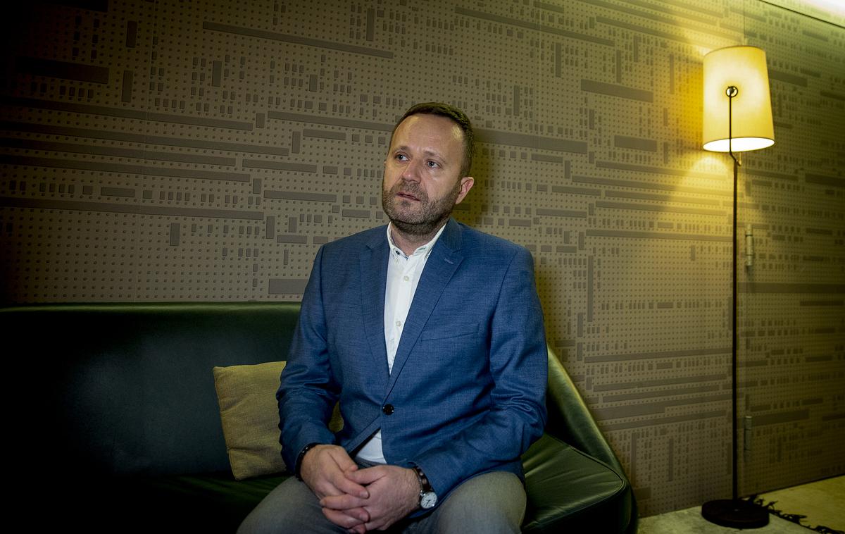 Sebastjan Kristovič | Odrasli s pretiranimi pripravami umetno povzročijo strah in negotovost v otroku. Če starš ta prehod jemlje kot nekaj življenjskega, normalnega, bo šolo tako jemal tudi otrok, saj hitro začuti, ali sta mama in oče negotova in prestrašena, meni psiholog Sebastjan Kristovič. | Foto Ana Kovač