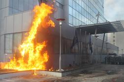 Nasilje na shodu v Prištini: stavba zagorela, policisti uporabili solzivec in vodne topove (foto)