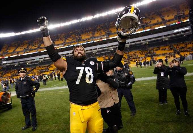 Igralec moštva Pittsburgh Steelers Alejandro Villanueva je v nedeljo kot edini član svoje NFL ekipe med igranjem himne stal na igrišču, spoštljivo do vseh simbolov. Izkazalo se je, da je šlo za pomoto. | Foto: Getty Images