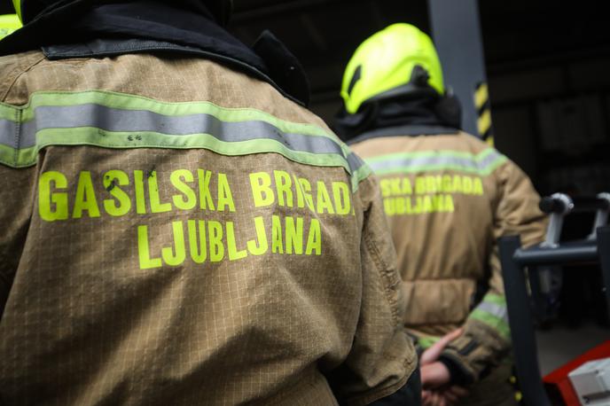 gasilci Gasilska brigada Ljubljana | Kot so zapisali v sporočilu centra za obveščanje uprave za zaščito in reševanje, je ponoči še potekalo gašenje požara, ki je v torek nekaj po 4. uri izbruhnil na Plemljevi ulici v Šentvidu v Ljubljani. | Foto STA