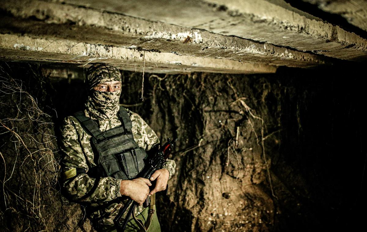Ukrajinski vojak | Ukrajinski vojaki imajo v rovih vse več težav z živalmi, zlasti z mišmi. Te jih grizljajo v spalnih vrečah, medtem ko spijo, ter jim uničujejo zaloge hrane in celo dragoceno vojaško opremo. | Foto Guliver Image