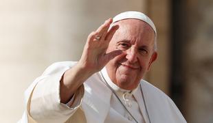 Papež kritičen: Če 'enemu udarcu v obraz sledi še drugi', se miru ne da doseči
