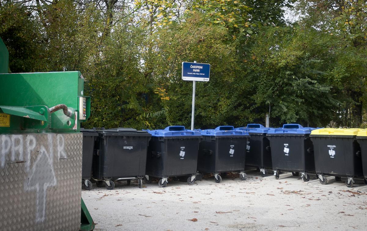 Smeti. Komunala. Zabojnik za smeti. | Za odlaganje odpadnega tekstila v zabojnike za mešane komunalne odpadke posebna globa ni predpisana. | Foto Ana Kovač