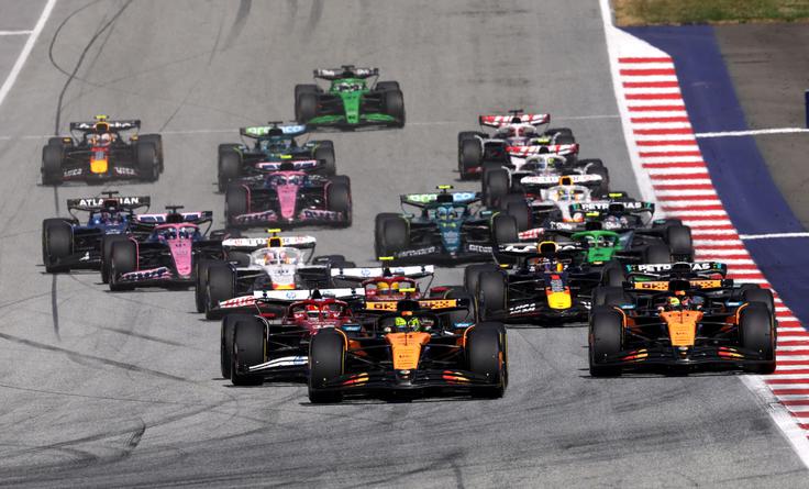 Lando Norris je pred prvim zavojem blokiral Charlesa Leclerca in McLaren je prišel do dvojnega vodstva že v prvi zavoj 70 krogov dolge VN Avstrije. | Foto: Reuters