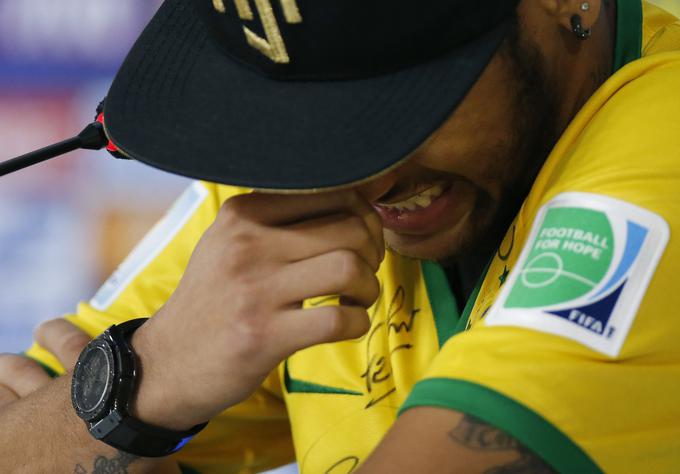 Neymar je na novinarski konferenci nekaj dni pozneje zaupal množici novinarjev, da je imel pri štartu Kolumbijca veliko sreče. "Bog je bil na moji strani. Če bi me zadel dva centimetra nižje, bi lahko zdaj bil na invalidskem vozičku," je s solzami v očeh povedal zvezdnik. | Foto: Reuters