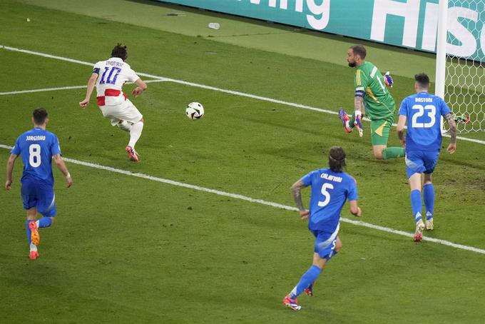 Luka Modrić je najprej zapravil enajstmetrovko, nato pa Hrvaško popeljal v vodstvo. | Foto: Guliverimage