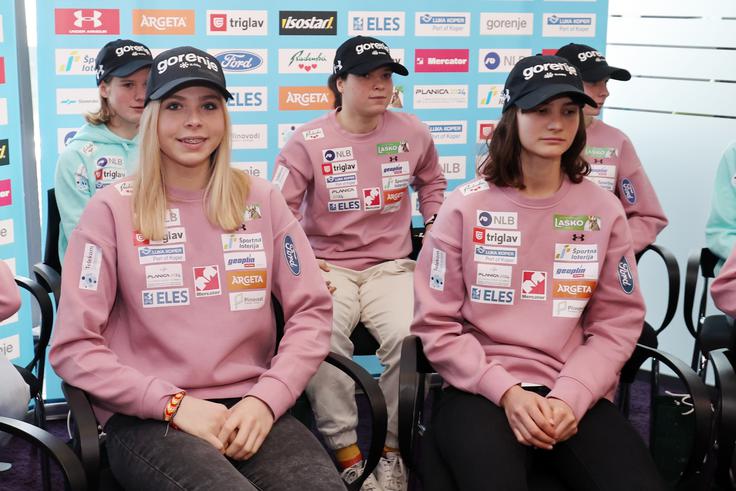 Taja Bodlaj je na mladinskih olimpijskih igrah osvojila posamično zlato in zlato še na mešani ekipni tekmi. Ekipo je sestavljala tudi Ajda Košnjek, moški del pa Enej Faletič in Urban Šimnic. | Foto: www.alesfevzer.com