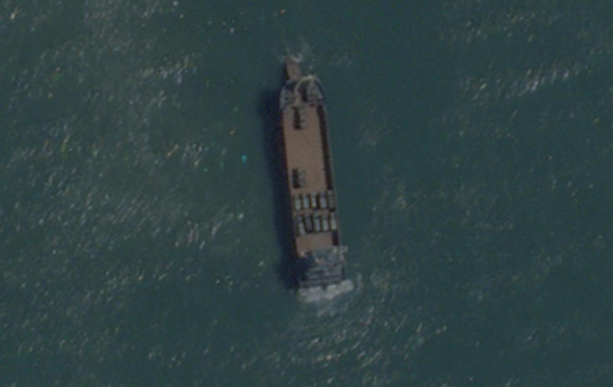 Guangdong obala tovorne ladje | Satelitski posnetek kitajske civilne tovorne ladje, ki je sredi avgusta sodelovala na kitajskih vojaških vajah na obali kitajske province Guangdong. Na palubi vidimo vojaška vozila. | Foto Reuters