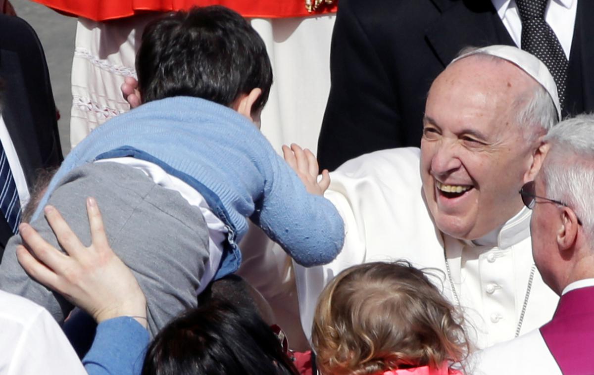 Papež Frančišek | Papež je dejal, da Sveto pismo uči, da moramo sprejemati begunce, a dodal, da imajo države pravico omejiti priseljevanje. | Foto Reuters