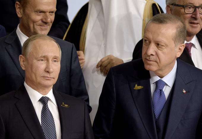 Erdogan (desno) želi biti mirovni posrednik v morebitnih novih pogovorih med Rusijo in Ukrajino.  | Foto: AP / Guliverimage