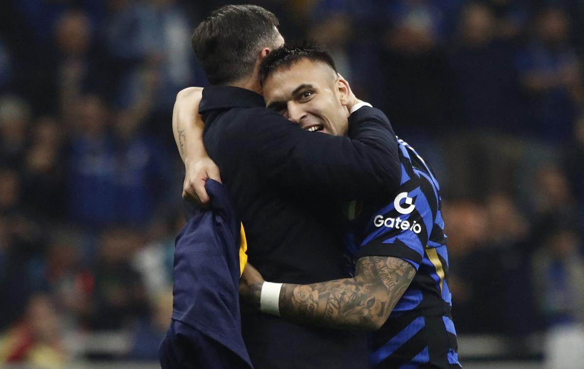 Lautaro Martinez | Lautaro Martinez v objemu rojaka, klubske legende Interja, podpredsednika Javierja Zanettija. | Foto Reuters
