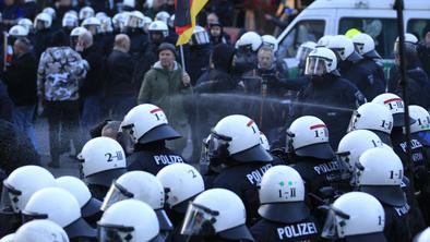 Nasilje v Kölnu: policija prekinila protest skrajne desnice (foto)