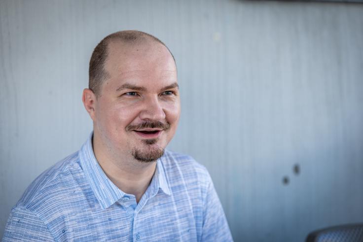 "Med mladimi je vedno nekje deset odstotkov talenta. Vprašanje je samo, koliko je to okolje vzpodbudno, da potem ta talent tudi zraste. Pri dijakih zelo hitro opazim, kdo ima visoke kognitivne sposobnosti tudi na področju programiranja. To hitro zaznam, predvsem zato, ker je programiranje zahtevno in tisti, ki takoj znajo prepoznati neke vzorce, prepoznajo neke načine reševanja problemov." | Foto: Gaja Hanuna
