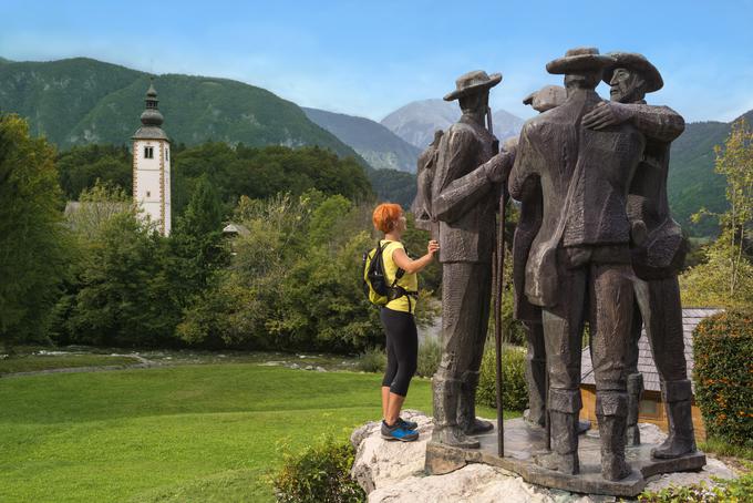 Spomenik štirih srčnih mož v Bohinju je šel na obnovo. Na starem mestu naj bi spet stal od sredine novembra.  | Foto: Nea Culpa (www.slovenia.info)