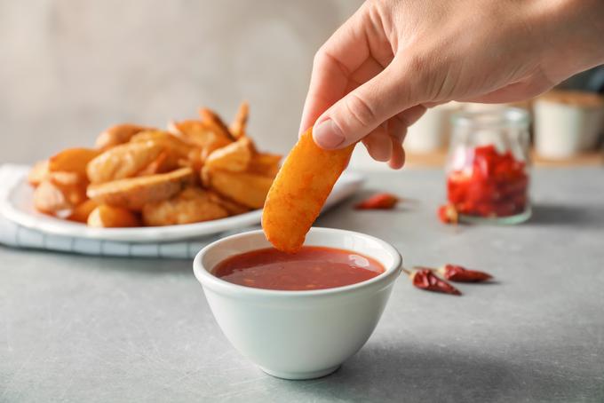 Tudi navaden večerni prigrizek je lahko nekaj več, če si zraven privoščimo omako. | Foto: Shutterstock
