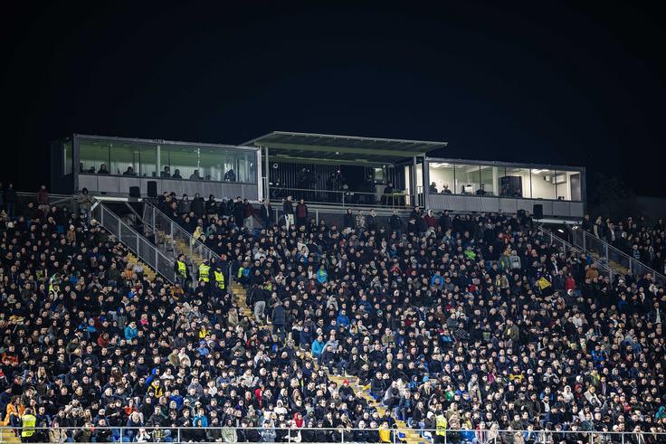 Če je bila zahodna tribuna na evropski tekmi med Celjem in Fiorentino 11. aprila polna, pa bo v četrtek drugače. | Foto: Jure Banfi