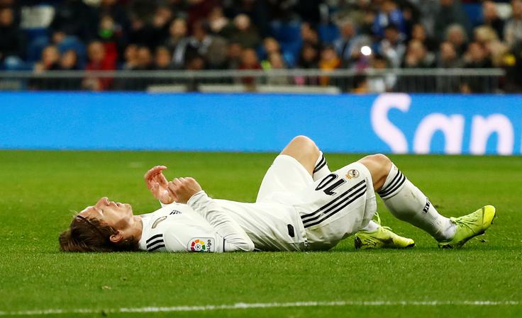 Luka Modrić je od sodnika pričakoval, da bo odločitev o najstrožji kazni preveril prek sistema VAR. | Foto: Reuters