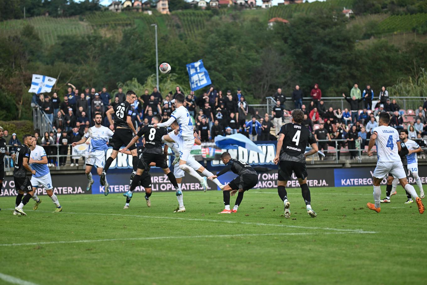 Os torcedores não viram nenhum gol no clássico de Prekmurje. | Foto: Sebastijan Andrejek Bukovec/www.alesfevzer.com