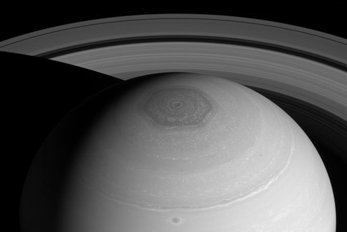 Znanstveniki še ne vedo, kako je nastal šesterokotnik na Saturnovem severnem polu in zakaj ne izgine.  | Foto: NASA