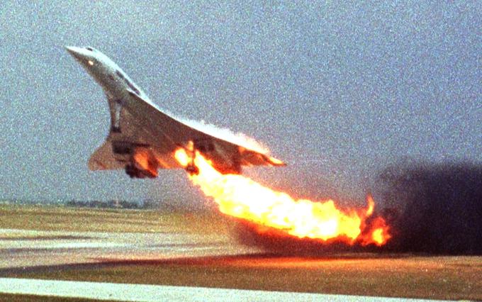 Prizor, ki je 25. julija 2000 šokiral svet: goreči concorde med vzletom s pariškega letališča. Strmoglavil je manj kot dve minuti poznele.  | Foto: AP / Guliverimage