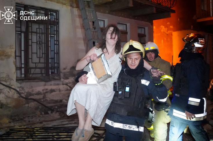 Med drugim je zagorelo v 23-nadstropnem nebotičniku, iz katerega so evakuirali več sto ljudi.  | Foto: Reuters