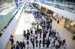 Hrvati na odprtje nove trgovine čakali več ur, v vrstah delili testerje, vodo in celo burek